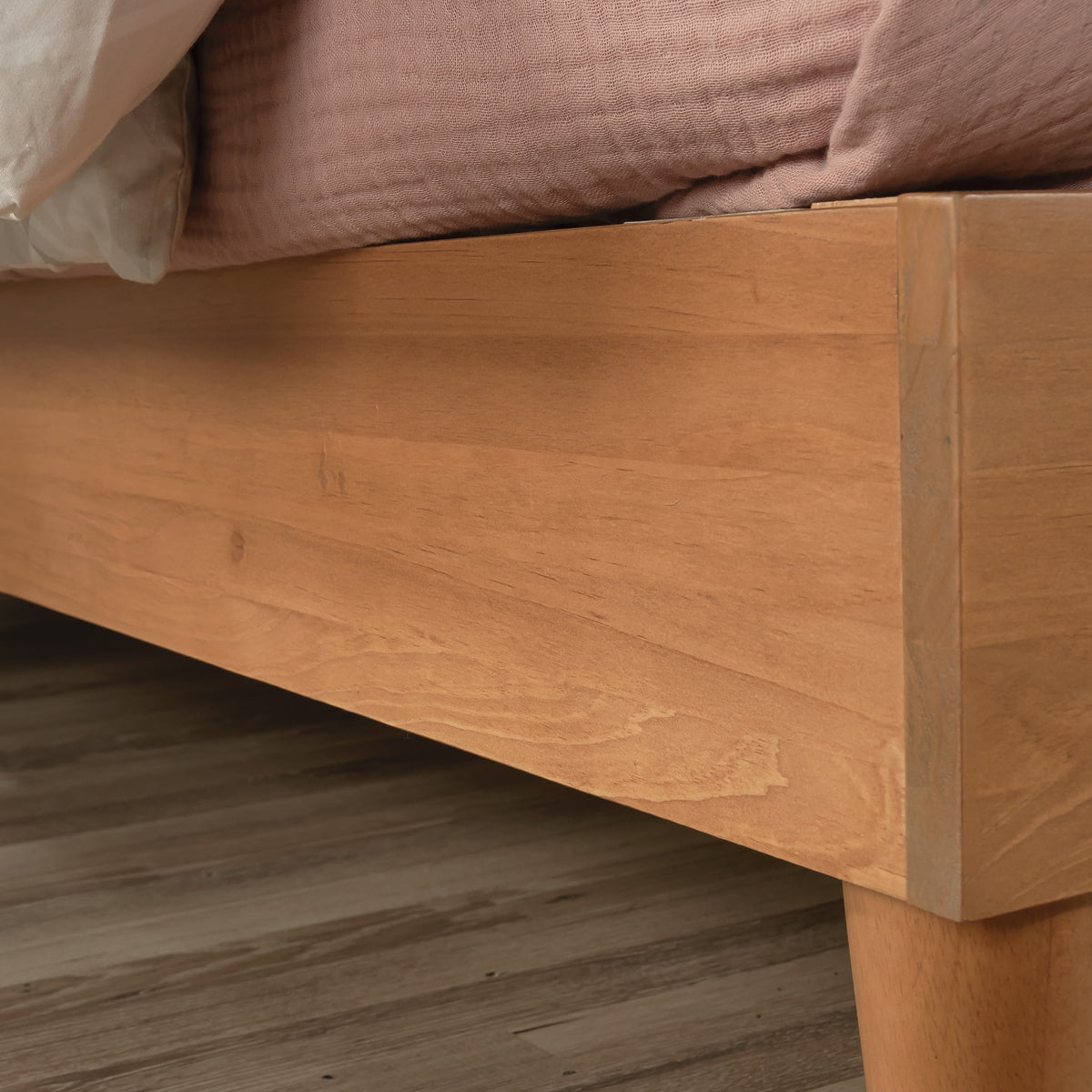 Queen-Size Solid Wood Platform Bed D5119
