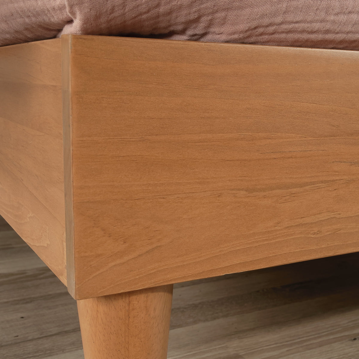 Queen-Size Solid Wood Platform Bed D5119